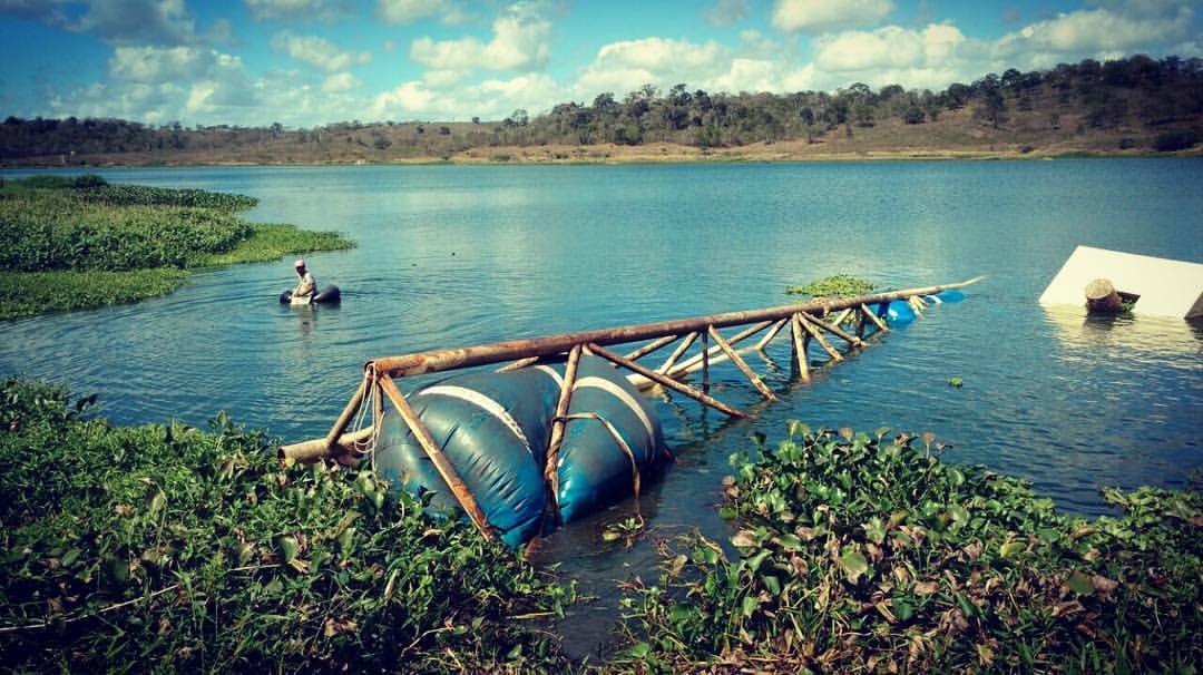Resgate de passarela metálica com sacos elevatórios