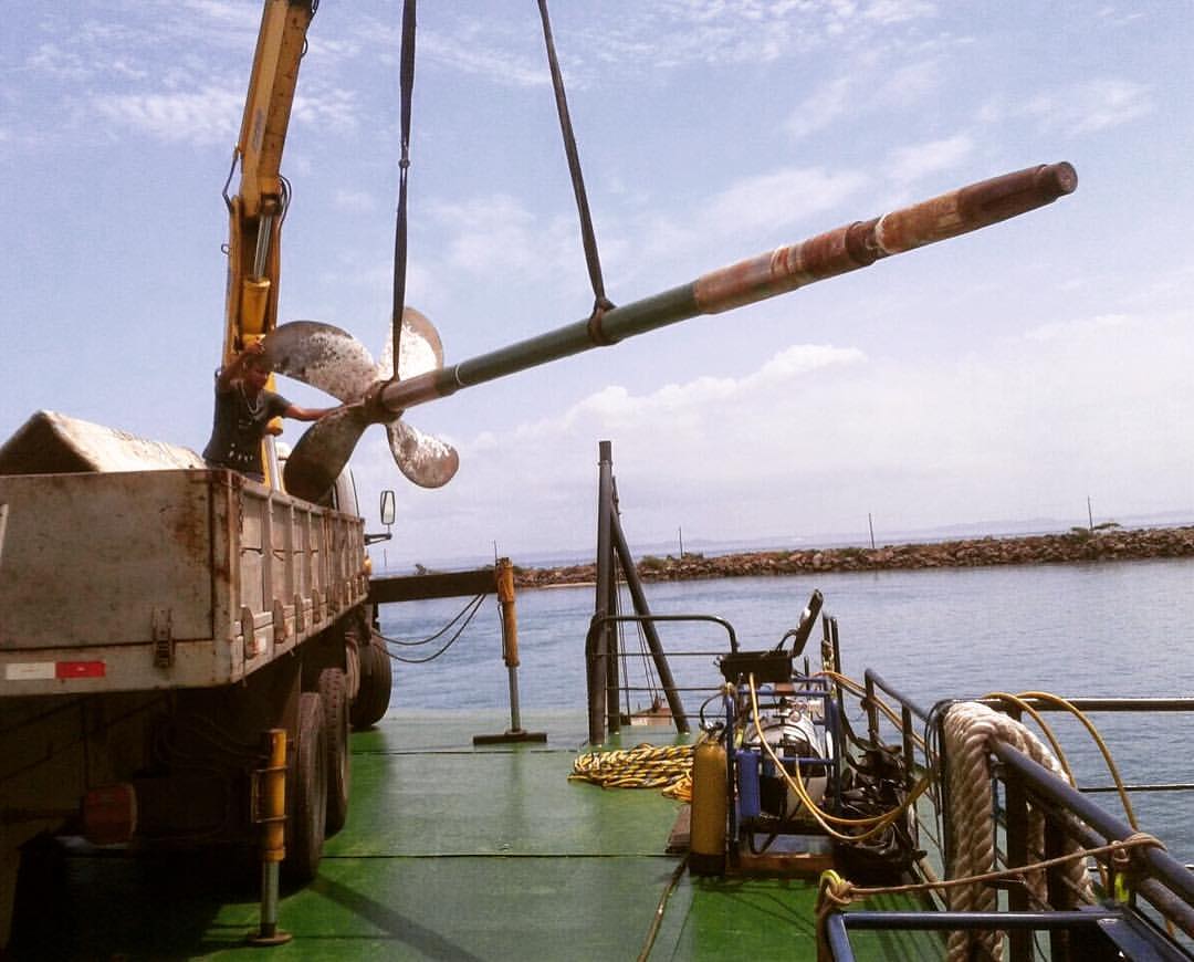 Serviço de retirada de eixo e hélice