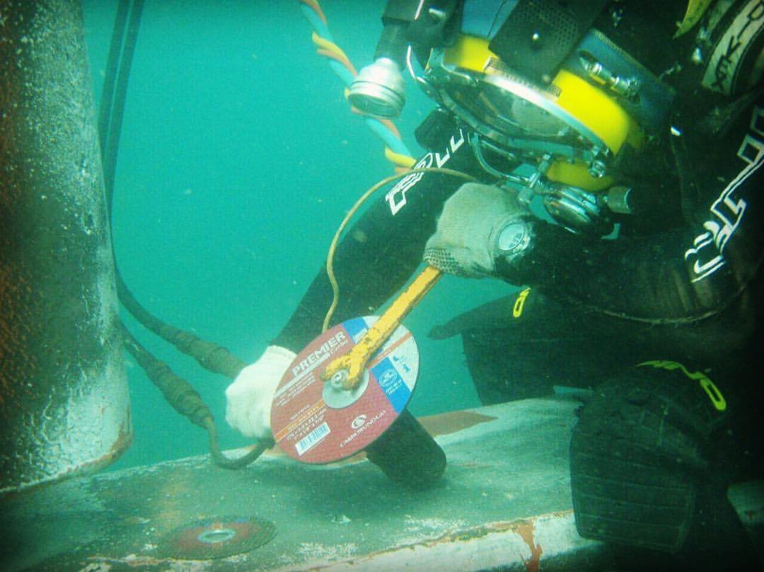 Troca de disco para desbaste de estrutura metálica